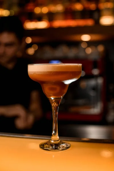 Espresso Martini Cocktail Med Vodka Kaffelikör Sirap Och Bardisken Barmens — Stockfoto