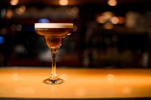 Cocktail Espresso Martini Com Vodka Licor Café Xarope Gelo Balcão — Fotografia de Stock
