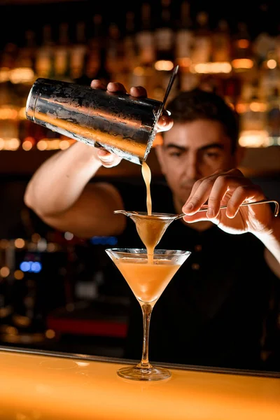 Belle Vue Sur Les Tasses Shaker Acier Sur Bar Barman — Photo