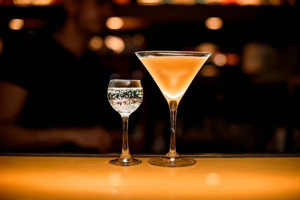 Glas Mit Frischem Gelben Martini Cocktail Und Glas Mit Transparenter — Stockfoto
