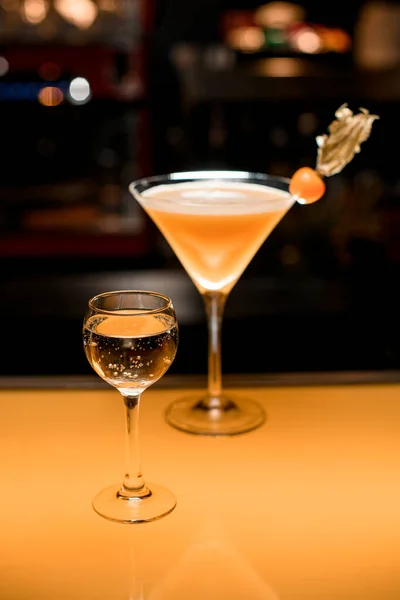 Bar Met Twee Alcoholische Dranken Glas Met Zoete Champagne Verse — Stockfoto