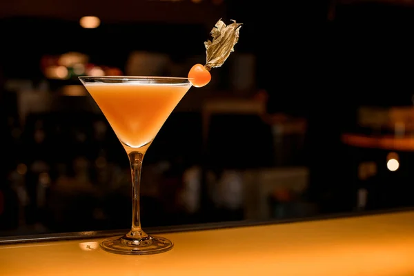 stock image Bar counter with fresh martini cocktail bellini decorated with small physalis fruit. Cocktail for relax