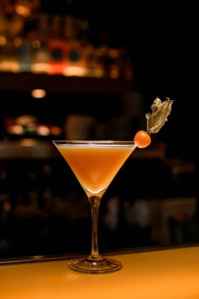 Bancone Bar Con Cocktail Martini Freschi Bellini Decorato Con Piccoli — Foto Stock
