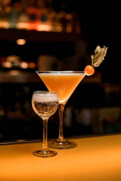 Bar Dvěma Alkoholickými Nápoji Sklenice Šampaňským Čerstvý Martini Koktejl Zdobený — Stock fotografie