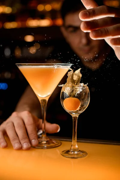 Bar Räknare Med Två Alkoholhaltiga Drycker Glas Med Champagne Där — Stockfoto