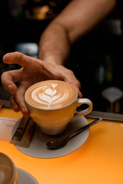 Barmen Elleri Restoranda Barda Barda Taze Kahve Latte Sanatını Elinde — Stok fotoğraf