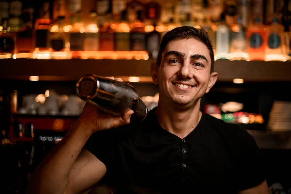 Genç Gülümseyen Barmen Elinde Bir Gece Kulübünde Alkollü Kokteyller Hazırlamak — Stok fotoğraf