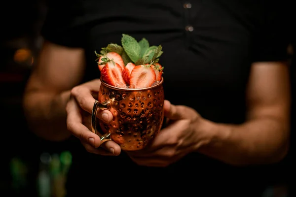 Cocktailkopje Met Koude Drank Versierd Met Aardbeien Ijs Muntblaadjes Wazig — Stockfoto