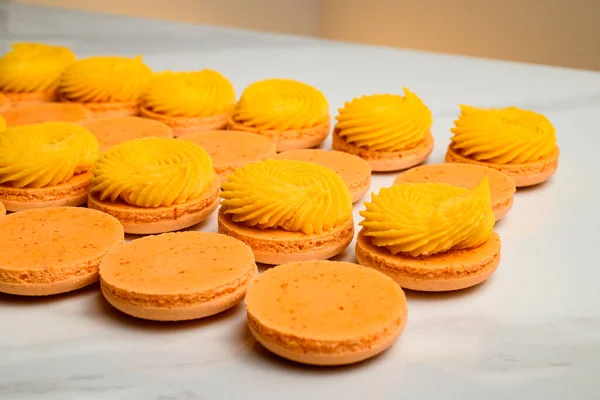 오렌지 디저트 세트의 풍경은 치즈로 장식되어 과자와 빵굽기 — 스톡 사진