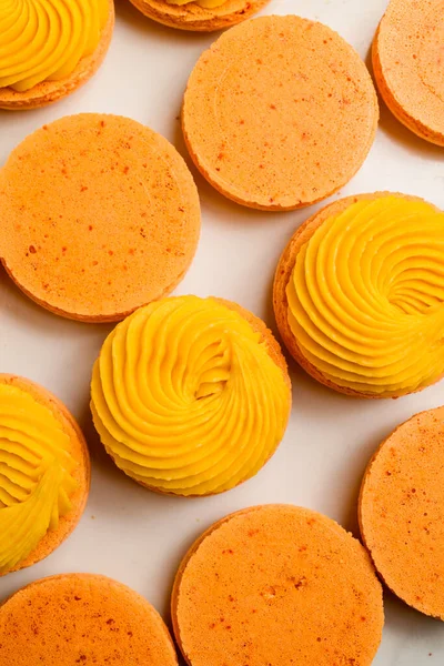 Набір Свіжих Апельсинових Половинок Макаронного Десерту Основі Злиття Прикрашений Манго — стокове фото