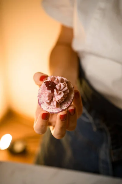 Женская Рука Держит Половину Французского Десерта Макарон Украшенного Джемом Ганашем — стоковое фото