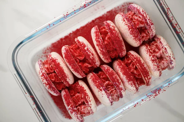 Sweet Pink French Atau Italian Makaron Ditaburi Dengan Bubuk Merah — Stok Foto