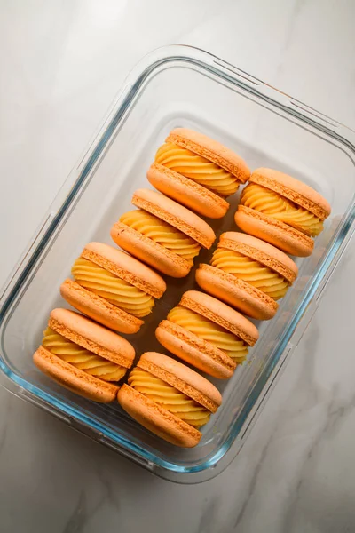 Sladké Pomerančové Francouzské Nebo Italské Macarony Mangovým Ganashe Průhledném Skleněném — Stock fotografie