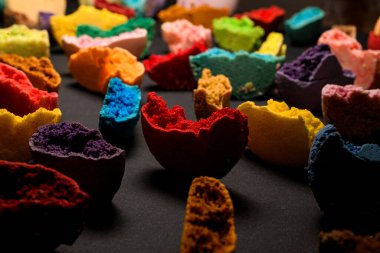 İştah açıcı çok renkli badem kurabiyelerinin dokusu kırılmış ve siyah üst tarafı ısırmış. Yakından bak. Tatlıların çeşitliliği