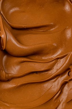 Çikolatalı ganache. Tatlı ya da pasta doldurmak ya da süslemek için süt kreması dalları. Yakın görünüm.