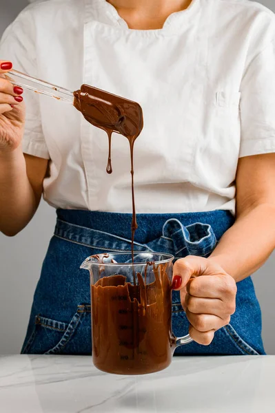 Kontrasepsi Dalam Memasak Seragam Mencampur Coklat Dan Kacang Dalam Cangkir — Stok Foto