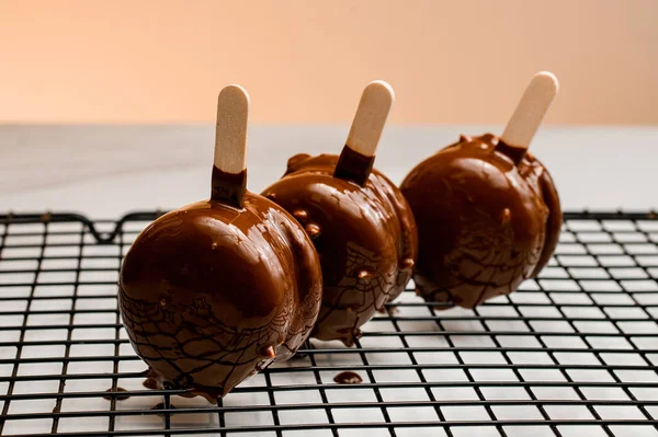 땅콩으로 디저트와 초콜릿을 어두운 배경에 그물망에 가열하는 — 스톡 사진