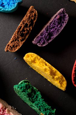 Koyu beton arka planda rengarenk badem kurabiyeleri. Üst Manzara. Geleneksel Fransız tatlısı