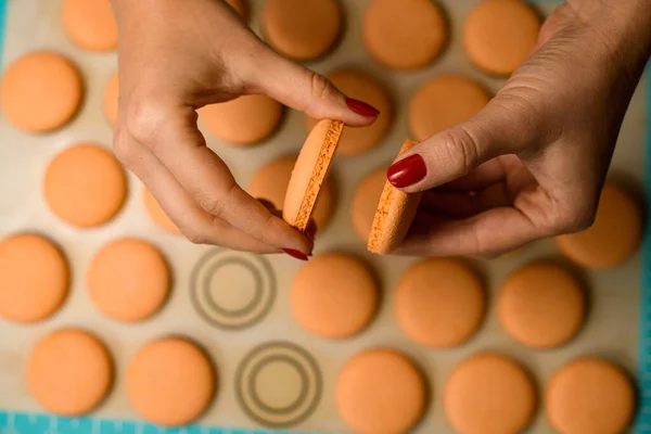 Womans Hands Bright Manicure Hold Connect Together Two Part Macaroons — Stok Foto
