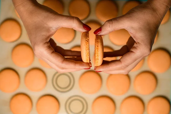 Confectioners Hands Hold Connect Together Two Freshly Baked Halves Macaroons — Stock Photo, Image