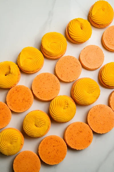 Вид Крупним Планом Діагональний Набір Апельсинових Свіжих Половинок Макаронів Прикрашених — стокове фото