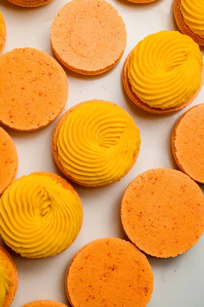 Свіжі Апельсинові Половинки Десертного Макарона Прикрашеного Манго Ганаче Крупним Планом — стокове фото