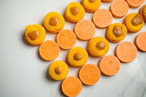 Bagian Oranye Segar Dari Meringue Berbasis Makaron Makanan Penutup Dihiasi — Stok Foto