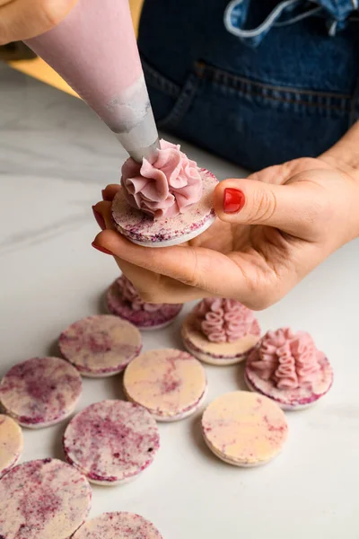 Close Vertical Shot Chef Woman Squeezing Pink Fruit Ganache Cream — Stock Photo, Image