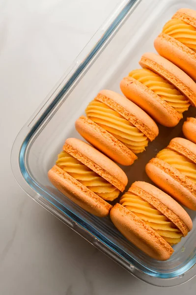 Sladké Oranžové Francouzské Nebo Italské Macarony Mangovým Ganashe Průhledné Skleněné — Stock fotografie