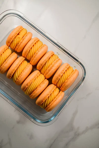 Chutné Pomerančové Francouzské Nebo Italské Macarony Mangovým Ganashe Průhledném Skleněném — Stock fotografie