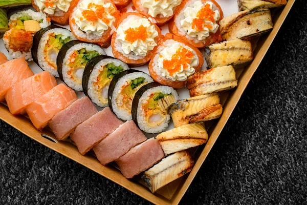Detailní Pohled Různé Sushi Rohlíky Lososem Avokádem Úhořem Tobiko Kaviárem — Stock fotografie