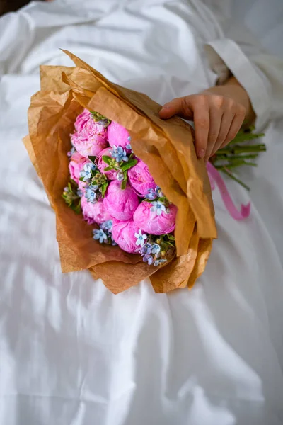 งสาวถ อดอกไม สวยงามของดอกโบต ชมพ สดในกระดาษห อเบจ คอนเซ การจ งของ Flovers — ภาพถ่ายสต็อก