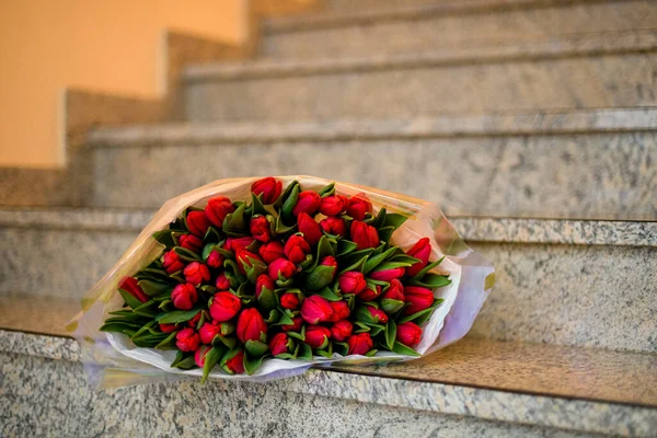 Pemandangan Indah Pada Buket Tulip Merah Besar Dalam Paket Holografik — Stok Foto