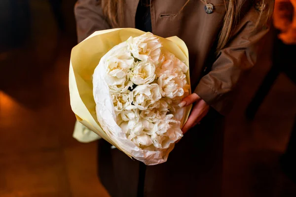 ภาพระยะใกล ของผ อดอกก หลาบร ปดอกก หลาบส ขาวหร หรา อดอกไม อแสดงความย — ภาพถ่ายสต็อก