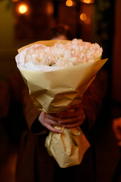 มมองใกล ดของช อดอกไม หราขนาดใหญ ของดอกท ปขาวในม อของผ คนร กในช ดคราฟท — ภาพถ่ายสต็อก
