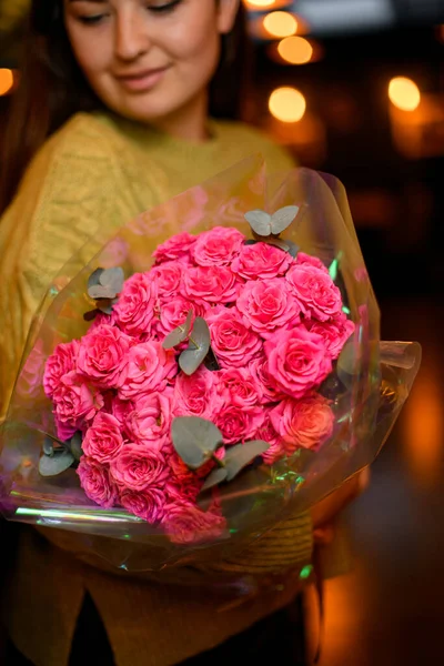 Widok Bliska Pięknej Kobiety Kwiaciarnia Posiada Duży Bukiet Różowy Świeże — Zdjęcie stockowe