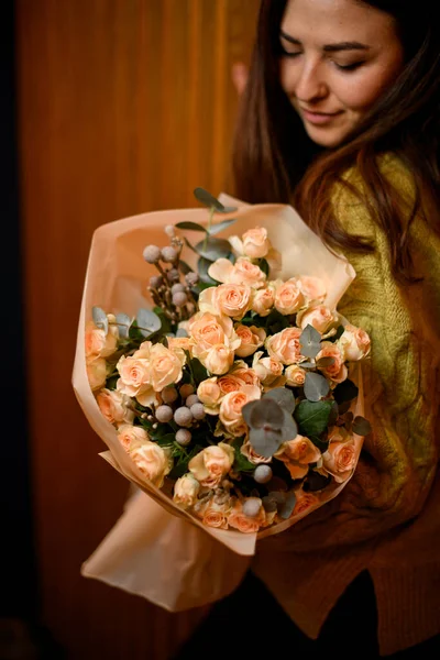 Portret Pięknej Kobiety Kwiaciarnia Gospodarstwa Rękach Duży Bukiet Świeżych Róż — Zdjęcie stockowe