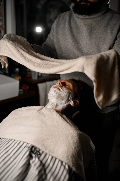 Man Barber Holding Towel Male Clients Face Barber Shop Interior — Stock Photo, Image