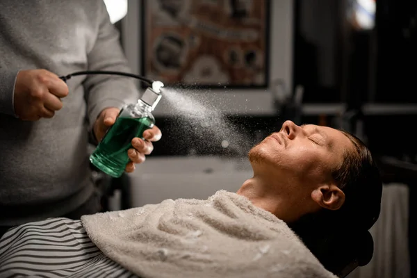Barber Ψεκάζει Άρωμα Για Τους Πελάτες Πρόσωπο Στο Σύγχρονο Κουρείο — Φωτογραφία Αρχείου