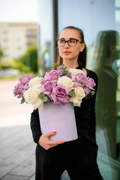 Focus Sélectif Sur Bouquet Roses Violettes Crémeuses Dans Une Boîte — Photo