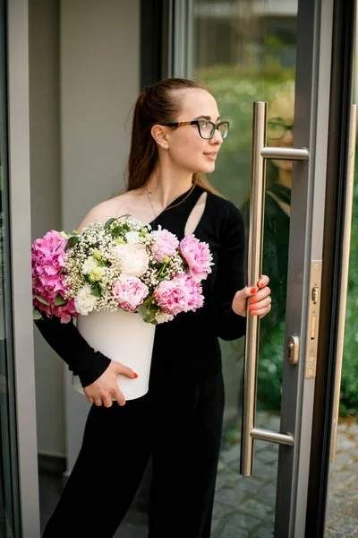Mulher Atraente Abre Porta Segura Mão Buquê Flores Com Hortênsias — Fotografia de Stock