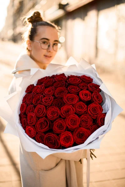 สาวน อดอกไม สดใสหร หราของสวนก หลาบแดงในกระดาษห องานฝ าหร บแนวค ดหน — ภาพถ่ายสต็อก