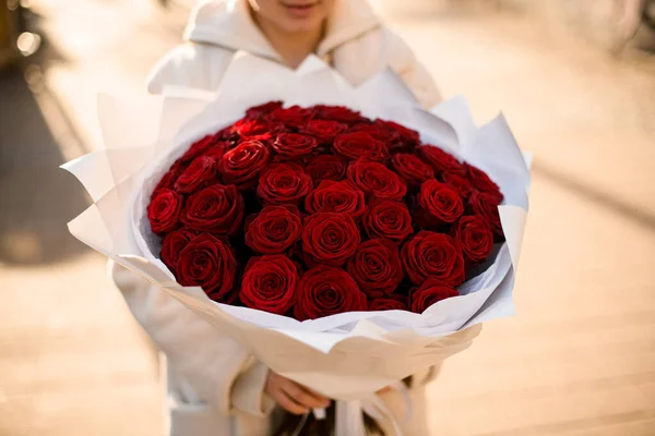 Stor Luksus Bukett Med Hage Røde Roser Hender Kvinnelige Blomsterhandler – stockfoto