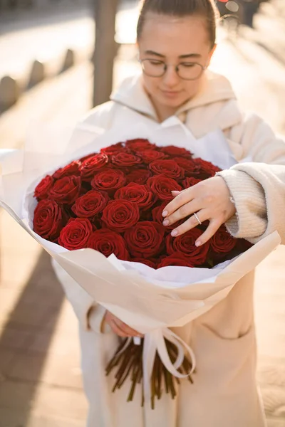 Молода Дівчина Яко Тримає Розкішний Яскравий Букет Садових Червоних Троянд — стокове фото