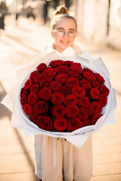 Buket Bunga Mawar Merah Yang Besar Dan Berkelas Tangan Gadis — Stok Foto