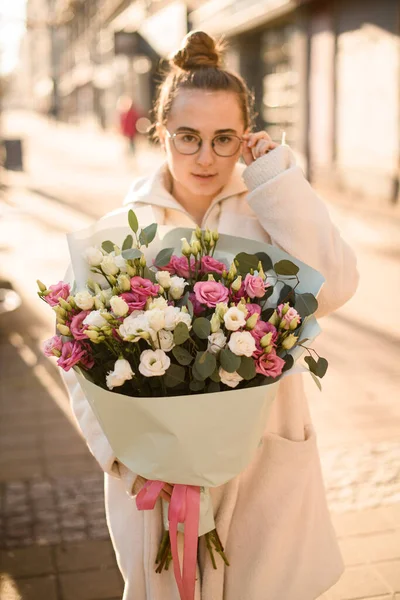 Ένα Μάτσο Φρέσκα Λουλούδια Ευστώματος Κρέμα Και Ροζ Χρώματα Γυναικεία — Φωτογραφία Αρχείου