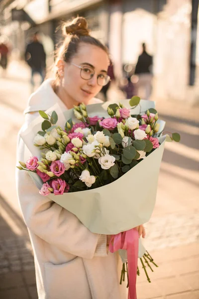 Bukett Färska Ovanliga Blommor Grädde Och Rosa Färger Bildas Med — Stockfoto