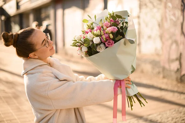 Toko Bunga Wanita Membangkitkan Karangan Bunga Eustoma Segar Dengan Warna — Stok Foto