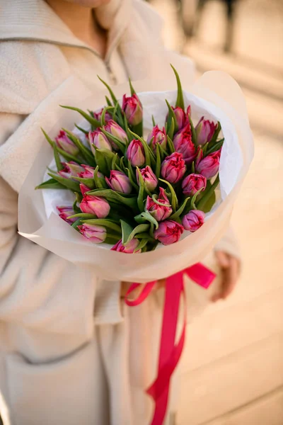 Buket Tulip Merah Muda Segar Dibentuk Dalam Kertas Pembungkus Dengan — Stok Foto