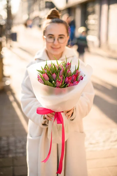 Atrakcyjna Młoda Kobieta Świeżym Wiosennym Bukietem Kwiatów Tulipanów Ulicy Miejskiej — Zdjęcie stockowe